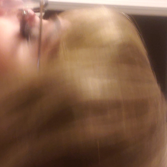 Blond cute wig w dark roots - Picture 3 of 5